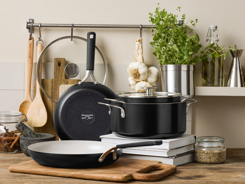 KitchenAid - Spalvoto aliuminio 6 dalių rinkinys: keptuvė 24/28 cm + puodas su dangčiu 20/24 cm - matinės juodos spalvos
