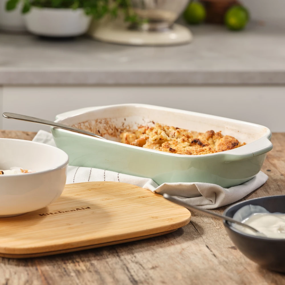KitchenAid - Vidutinio dydžio kepimo indas su dangteliu - pistacijų skonio