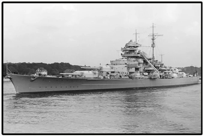 Cobi Klocki Karo laivas „Bismarck 3204“ kaladėlės