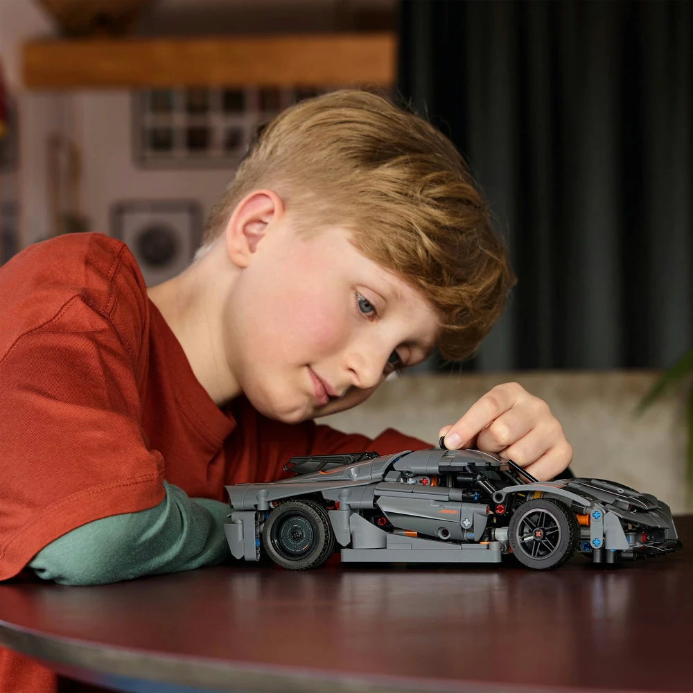 Klocki „Technic 42173“ pilkas hiperautomobilis „Koenigsegg Jesko Absolute“
