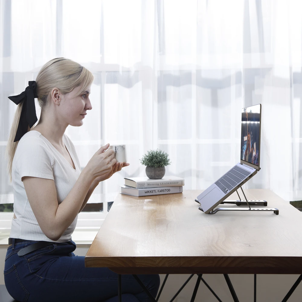 J5create – nešiojamojo kompiuterio stovas su USB 4 prievadų šakotuvu