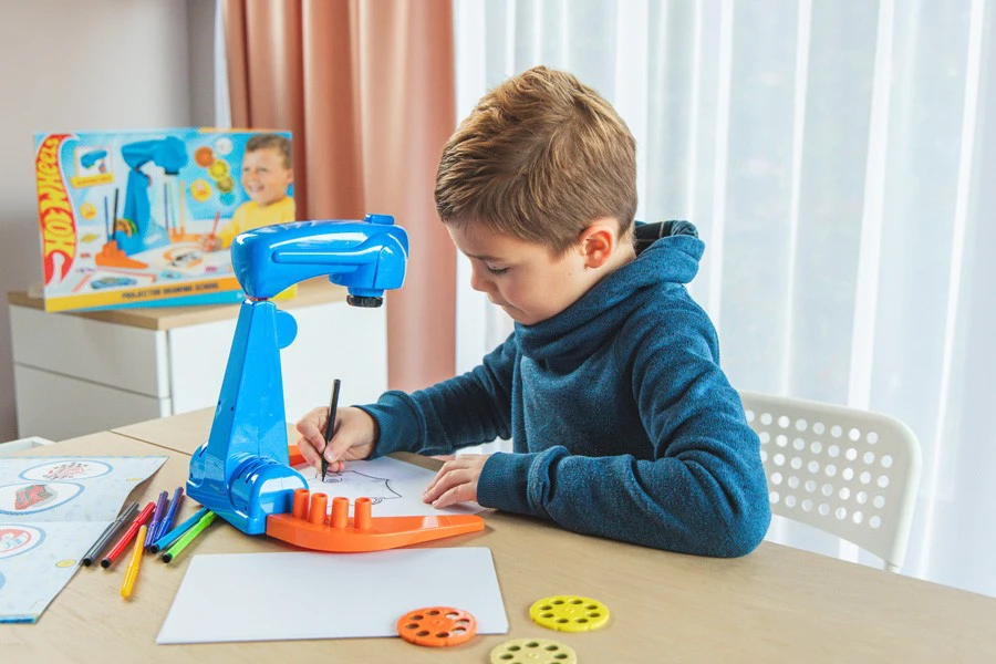 Lisciani Rinkinys Piešimo mokyklos rinkinys su projektoriumi – „Hot Wheels“