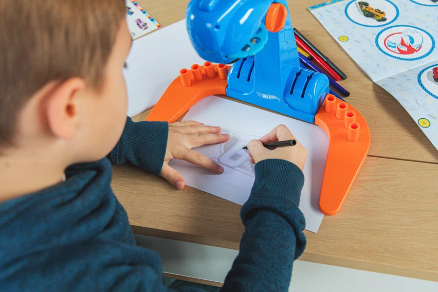 Lisciani Rinkinys Piešimo mokyklos rinkinys su projektoriumi – „Hot Wheels“