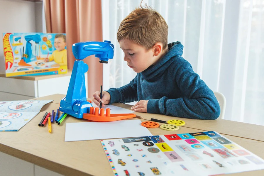 Lisciani Rinkinys Piešimo mokyklos rinkinys su projektoriumi – „Hot Wheels“