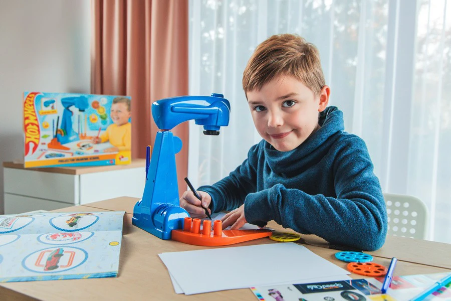 Lisciani Rinkinys Piešimo mokyklos rinkinys su projektoriumi – „Hot Wheels“