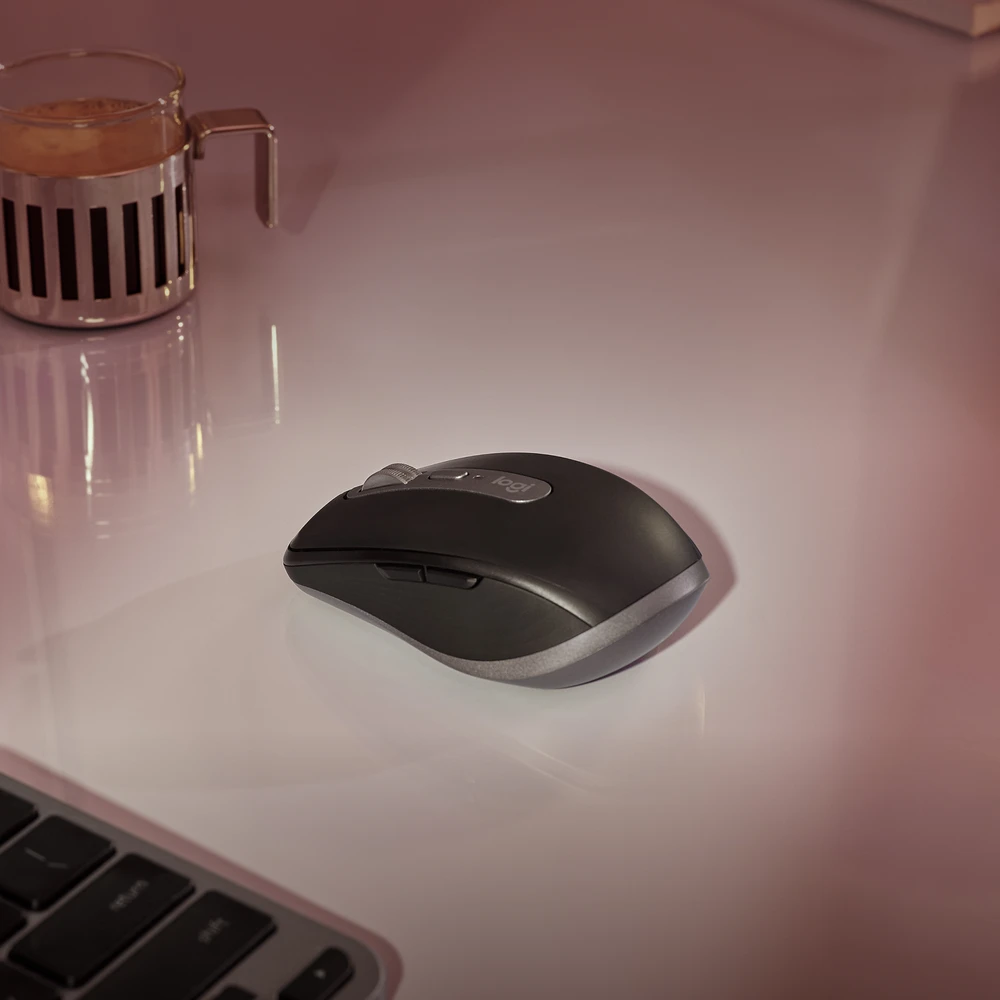 „Logitech MX Anywhere 3s“ belaidė pelė, skirta „Mac“, su grafito logotipu