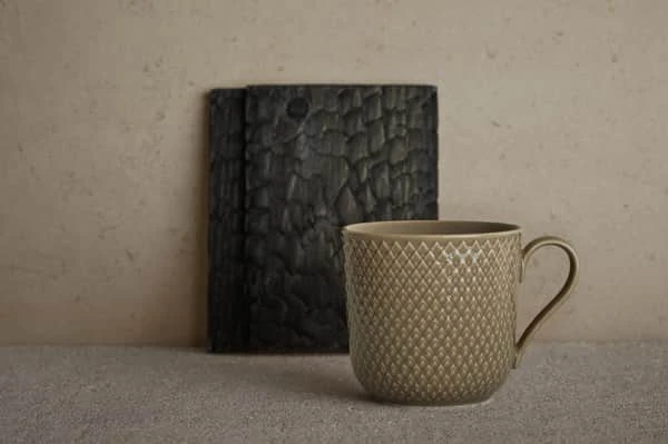 Lyngby Porcelæn - „Rhombe Earth“ puodelis su rankena - 39 cl - molis