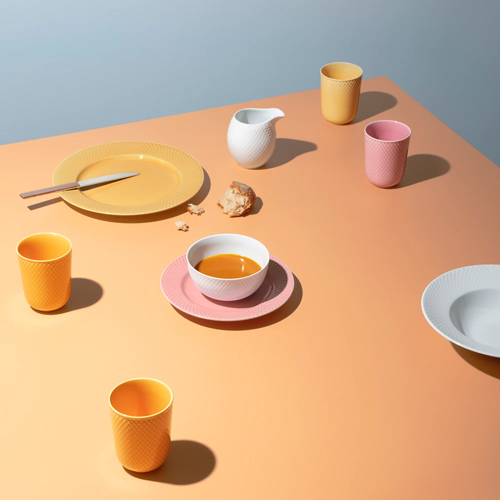 Lyngby Porcelæn – Rombo spalvos pietų lėkštė – Ø27 cm – Smėlis