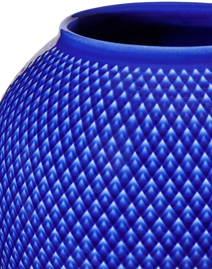 Lyngby Porcelæn – Rombo spalvos porcelianinė vaza – A16,5 cm – Tamsiai mėlyna