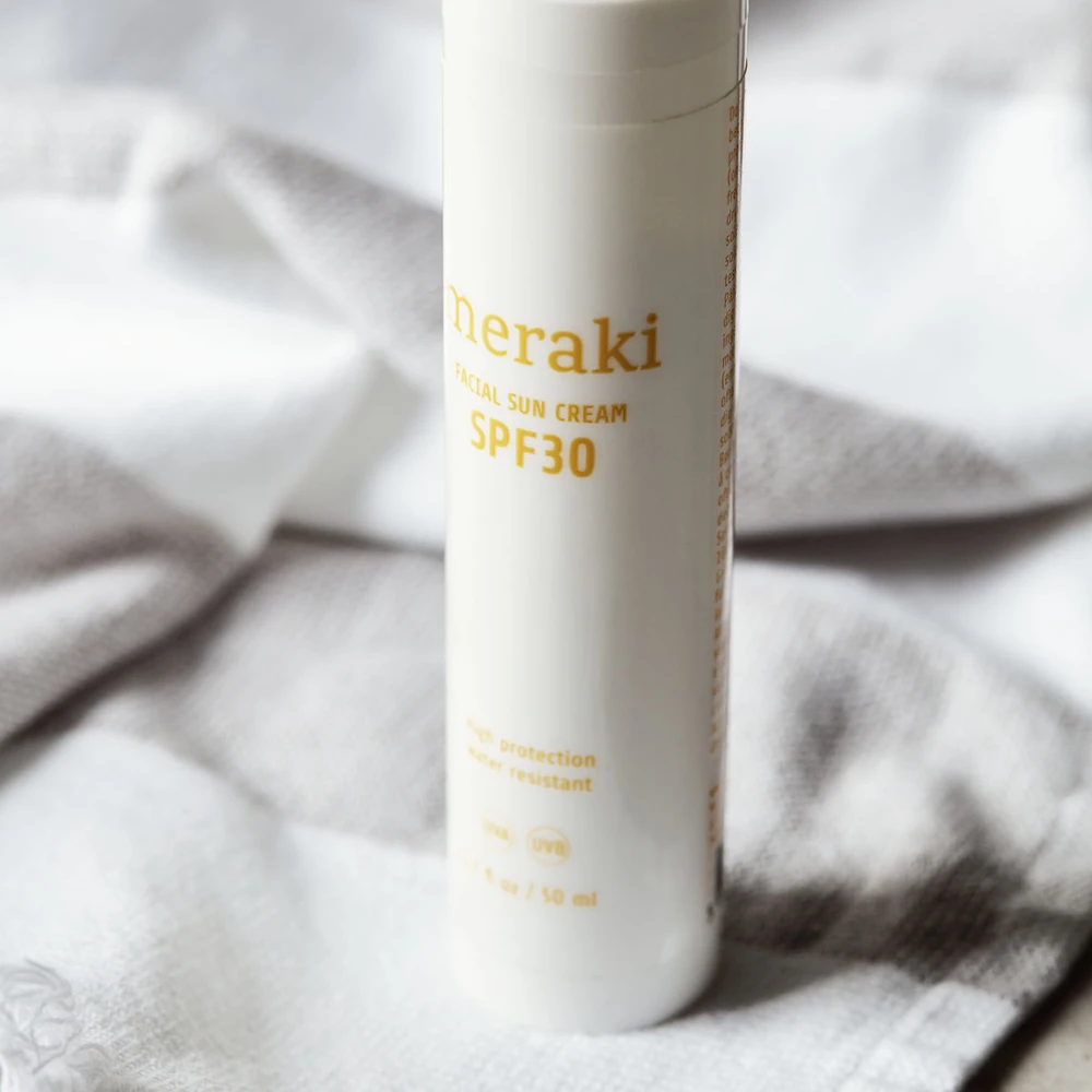 „Meraki“ – veido kremas nuo saulės, švelniai kvepiantis – aukštis: 14,8 cm, skersmuo: 3 cm