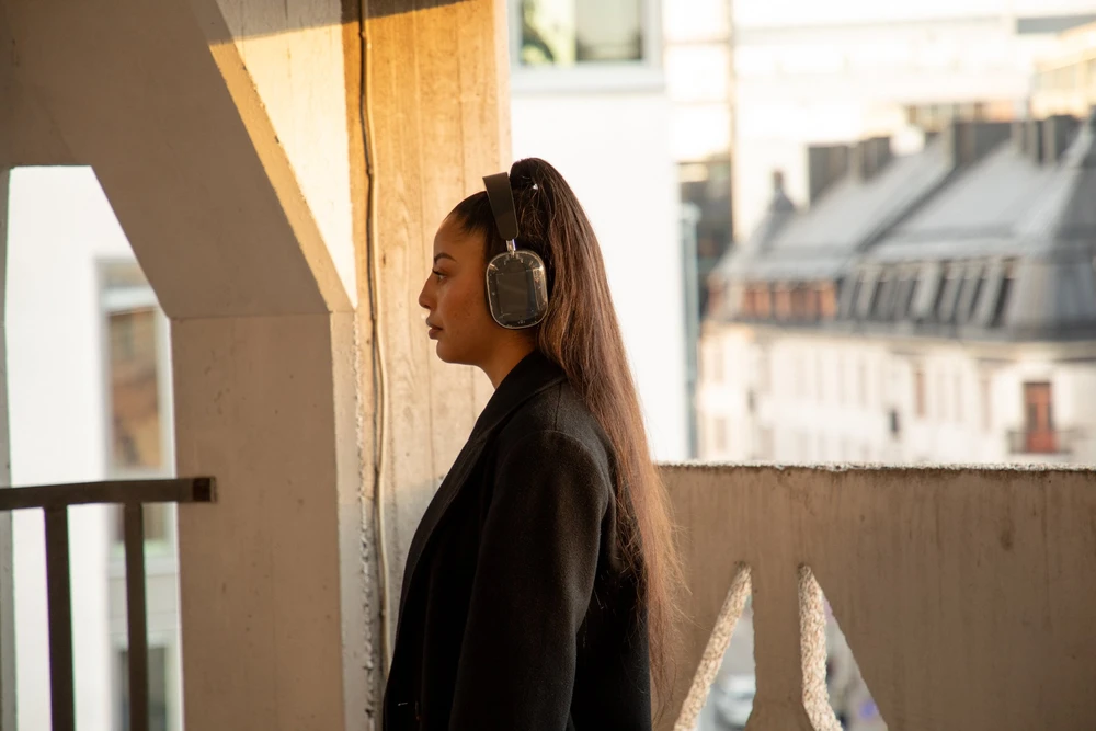 „Mondo by Defunc“ – už ausų dedamos „Bluetooth“ ausinės, skaidrios