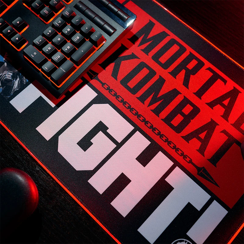 „Numskull Mortal Kombat“ – didelis žaidimų kilimėlis ir mobiliojo telefono įkroviklis