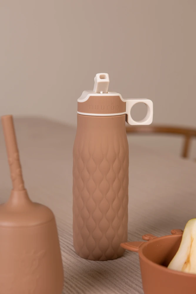 Nuuroo - „Nima“ silikoninis geriamasis buteliukas, 400 ml - Šokoladinis salyklas