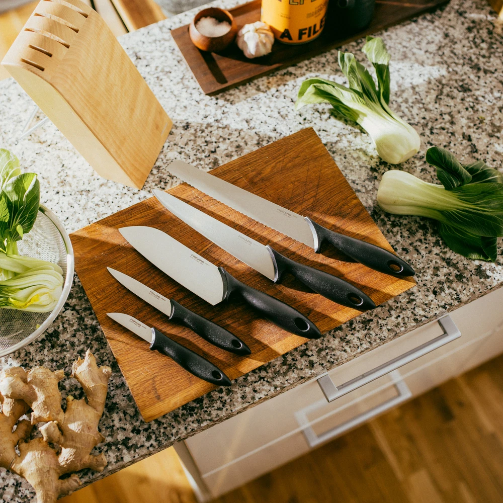 Fiskars "Essential" penkių peilių rinkinys su dėklu