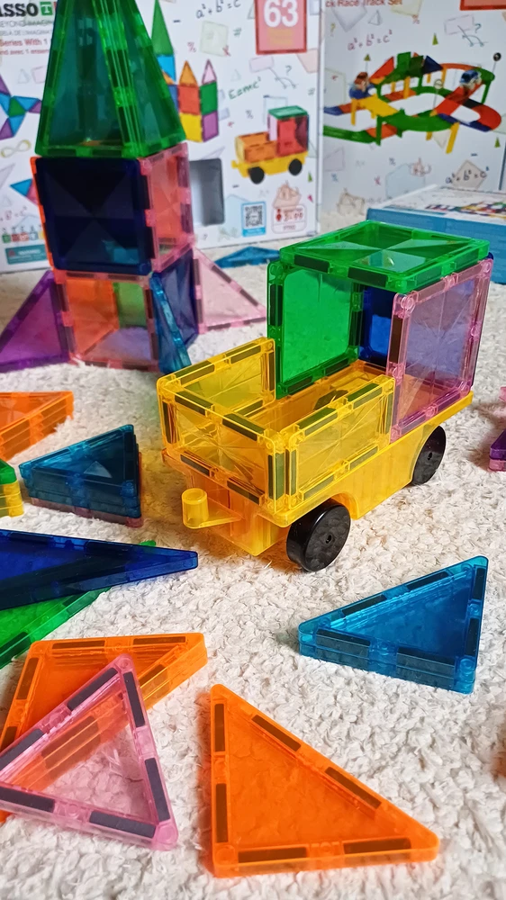 PICASSO TILES Magnetinis konstruktorius su 1 automobiliu 63 det., PT63