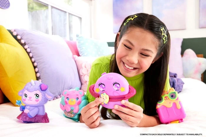 Polly Pocket – kompaktiškas braškių zuikučio krepšelis (JKC47)