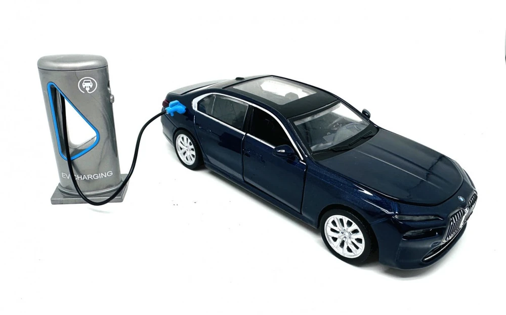 Pulio Auto msz 1/32 BMW i7 su šviesa ir garsu