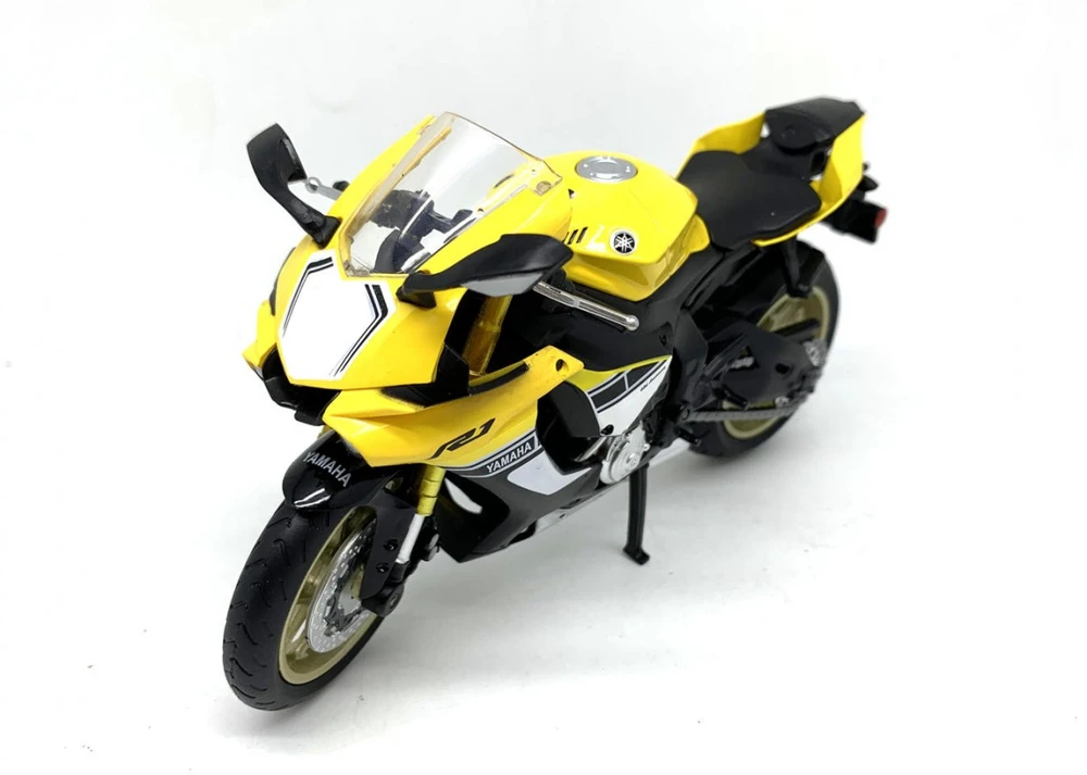 MSZ Motorcycle Yamaha 1:12 YZF-R1 Šis modelis – 1:12 mastelio motociklas; Aukštis 10 cm, plotis 6,3 cm, gylis 17,3 cm.