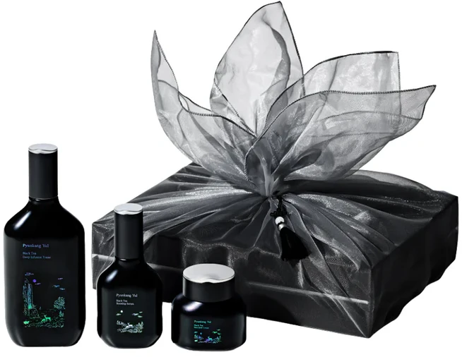 „Pyunkang Yul“ – juodosios arbatos linijos dovanų rinkinys – „Deep Infusion“ tonikas 130 ml + stiprinamasis serumas 45 ml + praturtintas kremas 60 ml