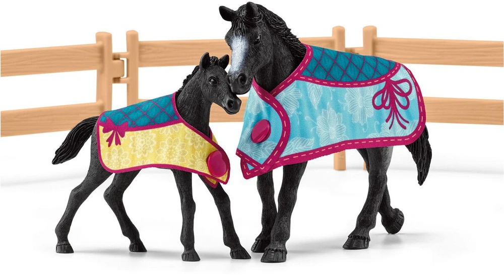 SCHLEICH HORSE CLUB Žirgų aptvaras su kumele ir kumeliuku
