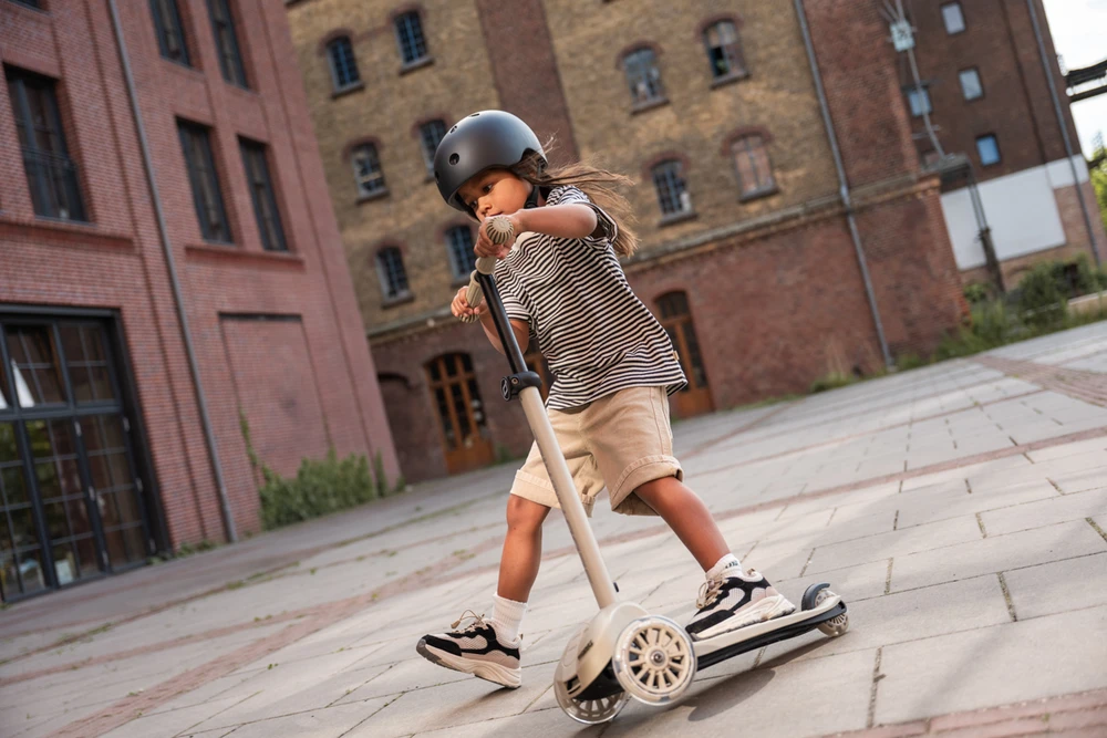 „Scoot and Ride“ „Scoot & Ride Highwaykick 3S“ LED su 2 viename valdymo sistema, pelenų spalvos, S00937