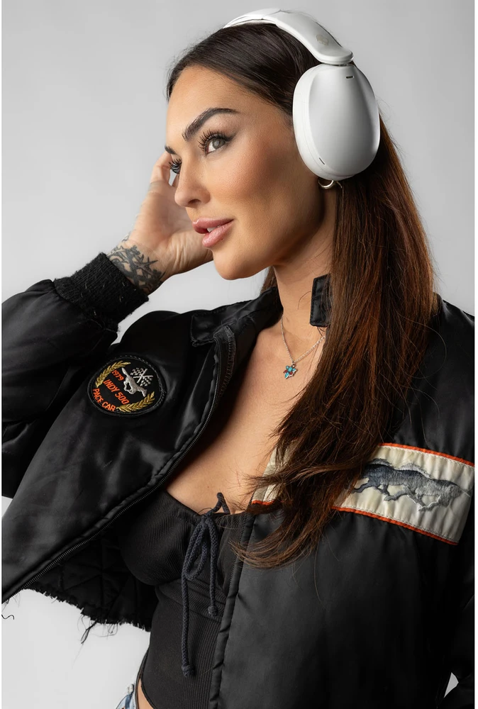 „Skullcandy Hesh 360“ ausinės, uždengtos ausimis, baltos, su kaulo spalvos danga.