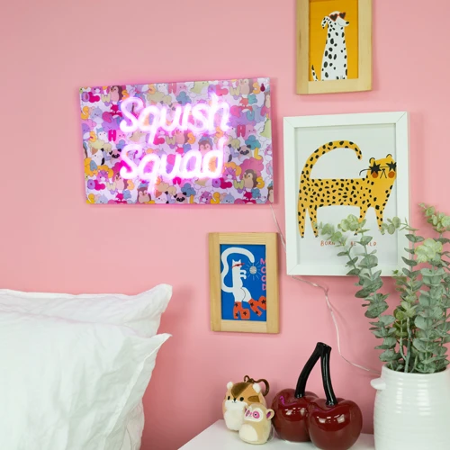 „Squishmallows“ – „Squish Squad“ neoninis sieninis šviestuvas – neoninė rožinė