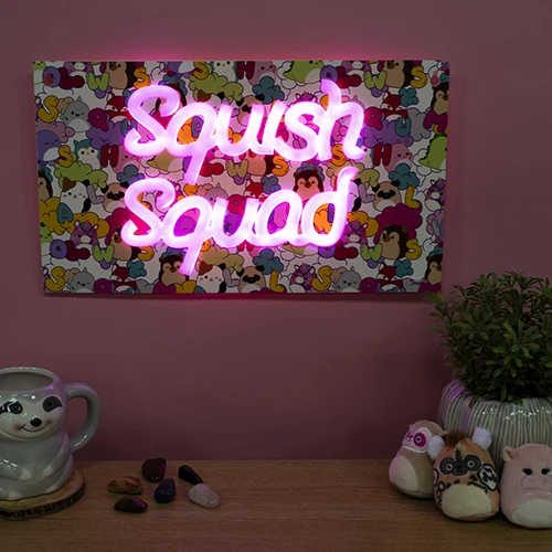 „Squishmallows“ – „Squish Squad“ neoninis sieninis šviestuvas – neoninė rožinė