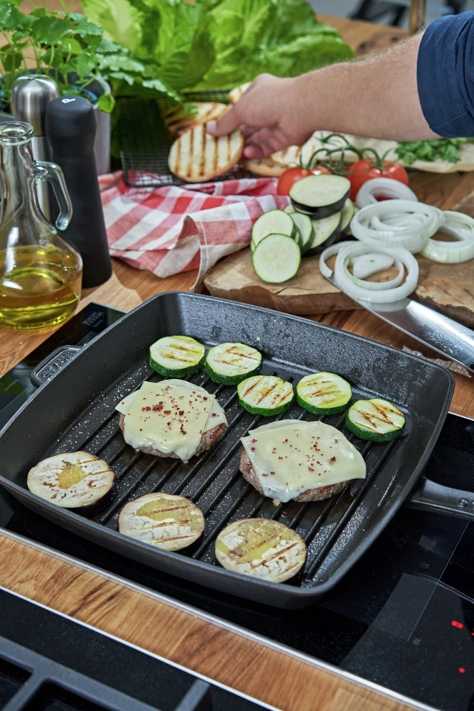 Staub - Amerikietiška kepsninė - Juoda - 30 cm