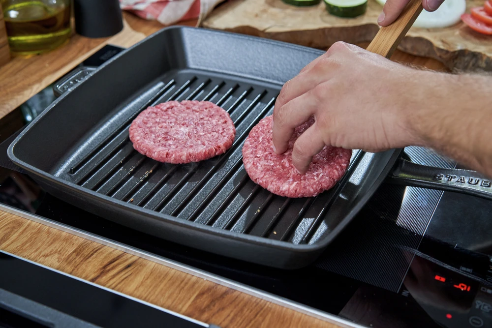 Staub - Amerikietiška kepsninė - Juoda - 30 cm