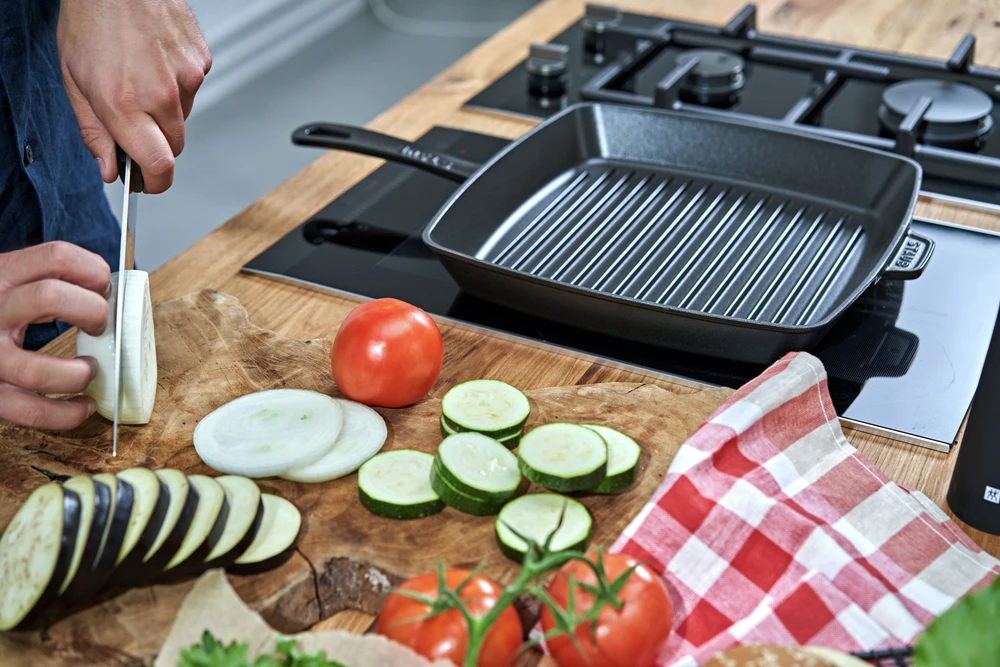 Staub - Amerikietiška kepsninė - Juoda - 30 cm
