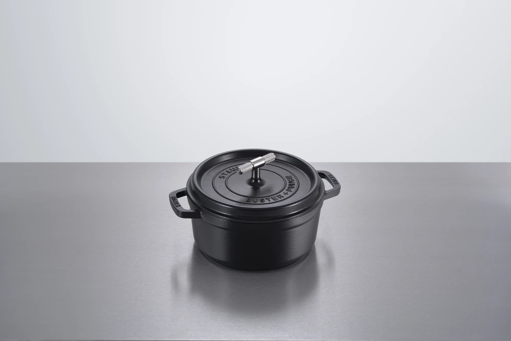 Staub - Buster + Punch Cocotte - Juoda - 24 cm