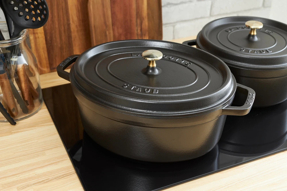 Ovalus ketaus puodas STAUB, 3,2 l spalva: juoda