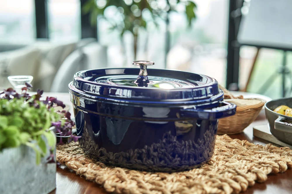 Staub Oval Cocotte, 31cm ketaus, tamsiai mėlyna