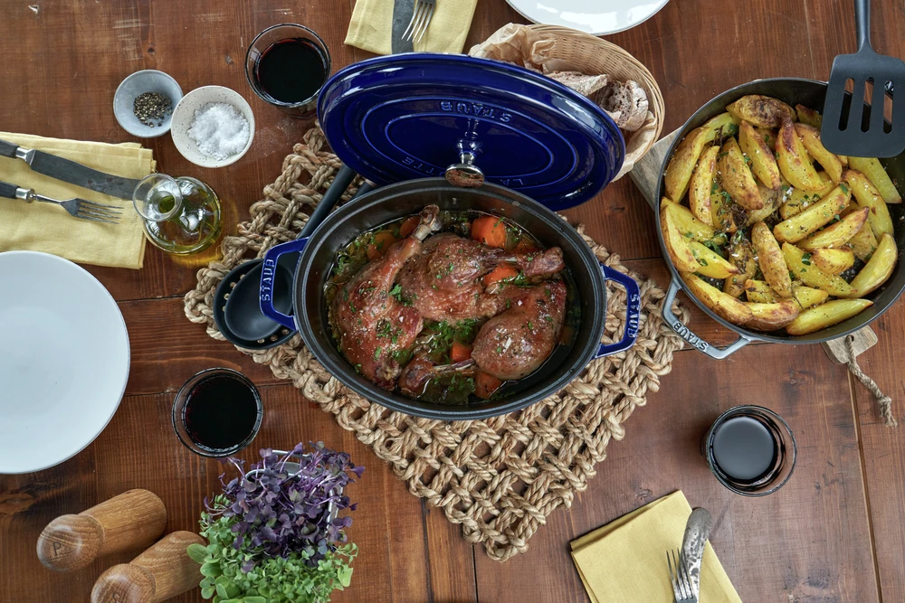 Staub Oval Cocotte, 31cm ketaus, tamsiai mėlyna