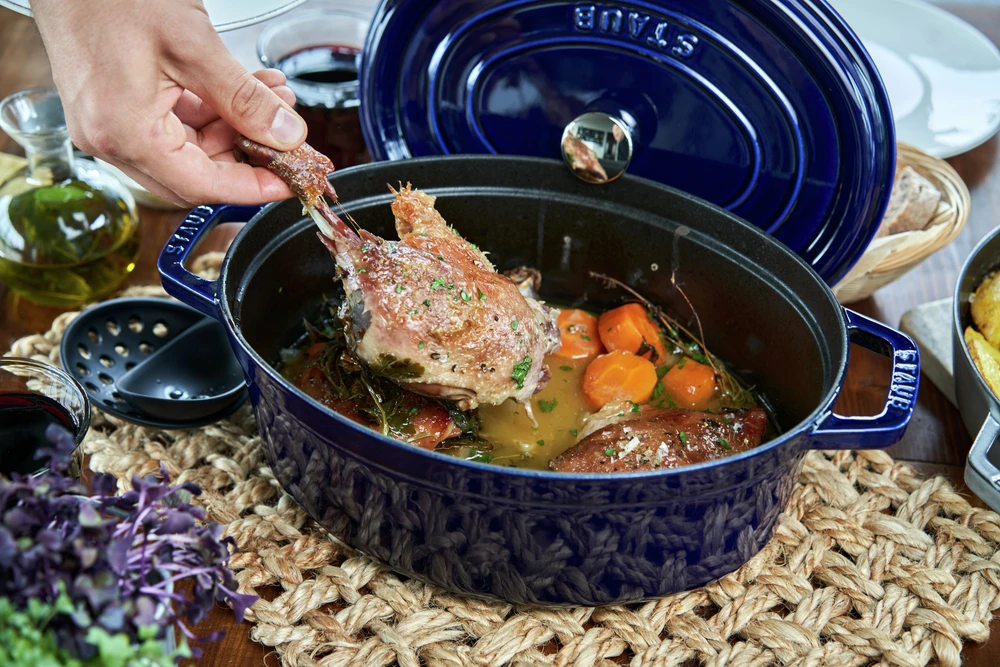 Staub Oval Cocotte, 31cm ketaus, tamsiai mėlyna