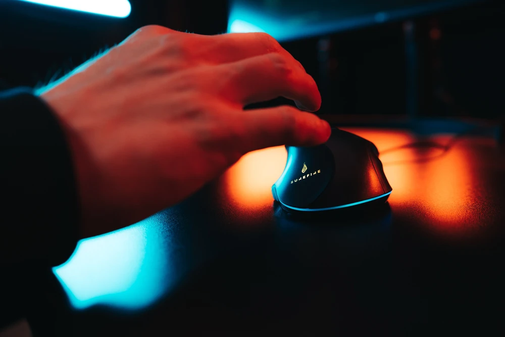 SUREFIRE – „Martial Claw“ žaidimų pelė su 7 mygtukais ir RGB apšvietimu