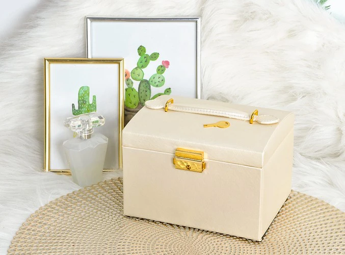 Beautylushh PAPUOŠALŲ DĖŽUTĖ „CREAMY ROYAL"