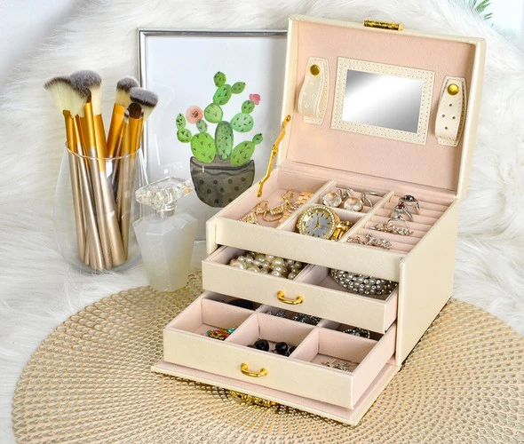 Beautylushh PAPUOŠALŲ DĖŽUTĖ „CREAMY ROYAL"