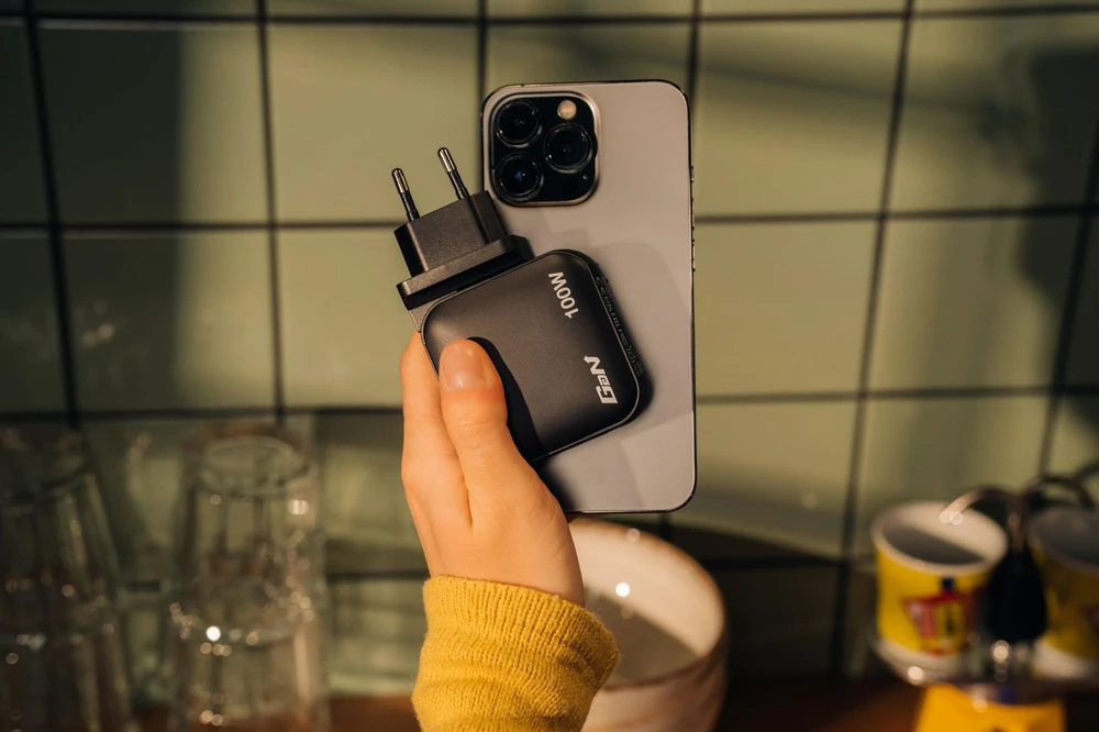 Laidinis įkroviklis Verbatim Mini GaN 100W 2xUSB-C PD/1x USB-A QC juodos spalvos 32230