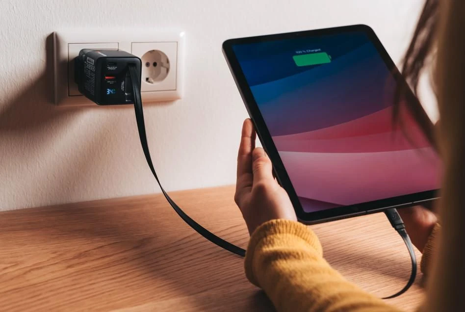 Verbatim GaN sieninis įkroviklis, 65 W, 2 prievadai, USB-C laidas, sulankstomas JAV kištukas su ES / JK adapteriais