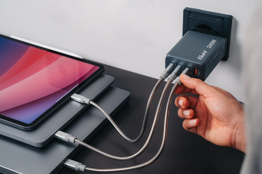 VERBATIM įkroviklis GNC-240 GaN su 4 prievadų 240 W USB oro kondicionieriumi ES / JK / JAV