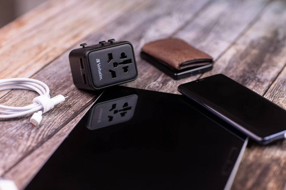Verbatim Adapteris kelioninis EU/UK/US 2xUSB-A UTA-01 juodos spalvos 49543