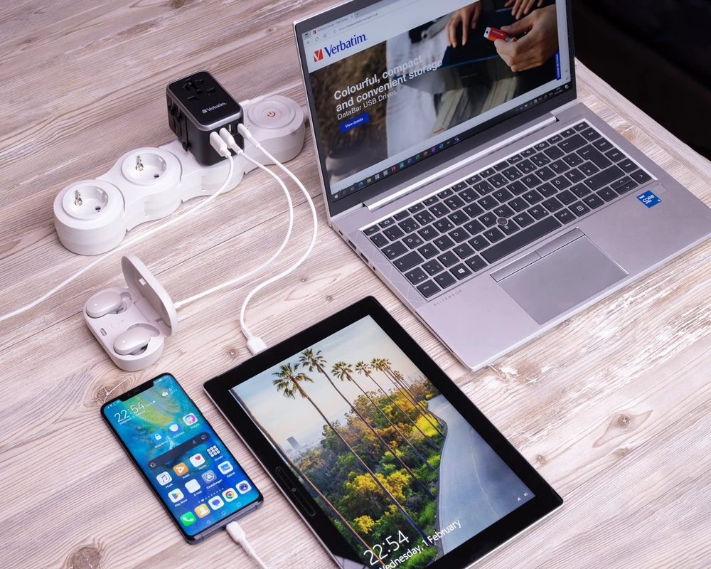 Verbatim Adapteris kelioninis EU/UK/US 3xUSB-A/2xUSB-C PD 61W UTA-04 juodos spalvos 49546