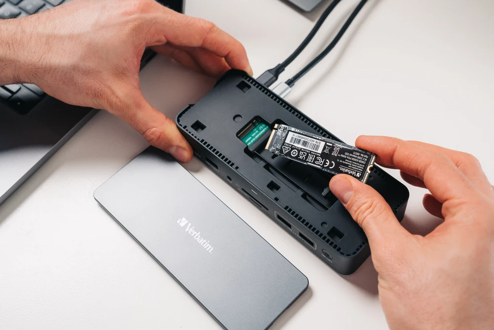„Verbatim USB-C Pro 15w1“ 2x HDMI | 1x RJ45 | 3x USB-A | 3x USB-C | 1x SD | 1x Micro SD | 1x Audio | 1x DP | 1x SSD pilka