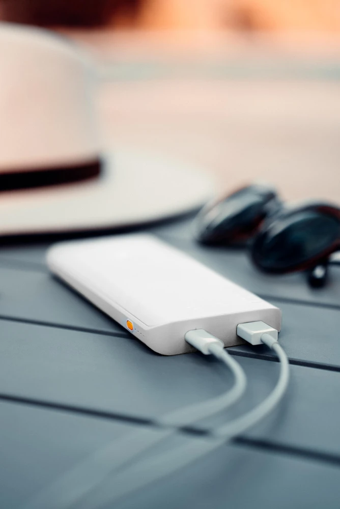 „Xtorm“ – 15 W „FastCharge Go2“ išorinė baterija, 10 000 vatų, pelenų baltumo