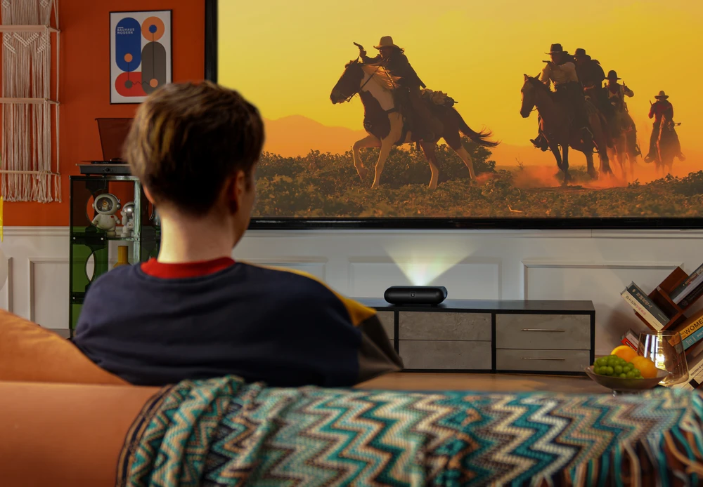 „Yaber K300s“ – išmanusis lazerinis projektorius namų kinui su „Google TV“, „JBL Sound“, itin trumpu projekcijos kampu, juodas
