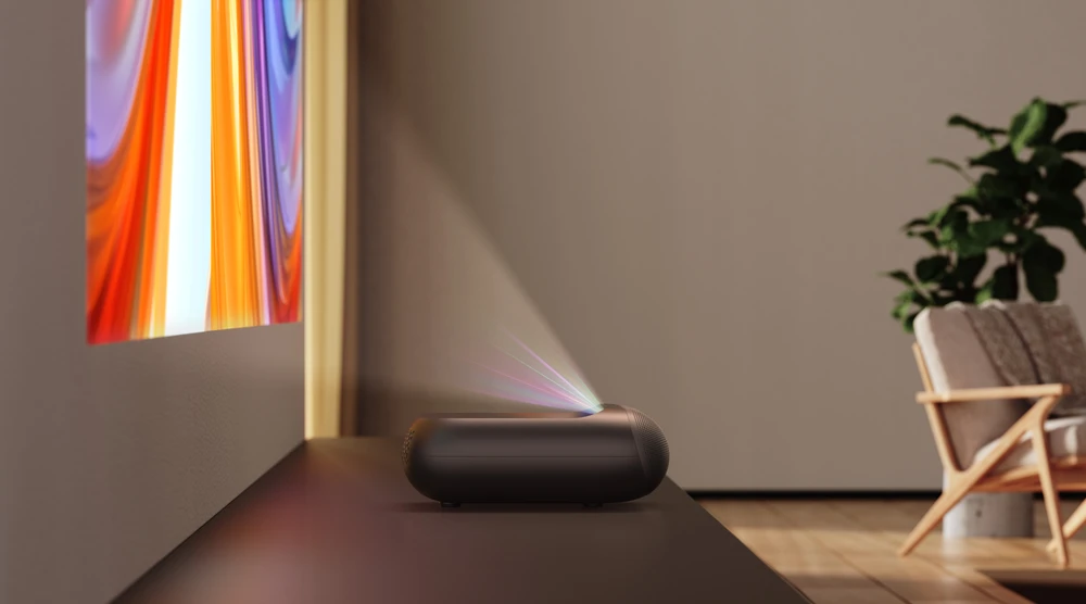 „Yaber K300s“ – išmanusis lazerinis projektorius namų kinui su „Google TV“, „JBL Sound“, itin trumpu projekcijos kampu, juodas
