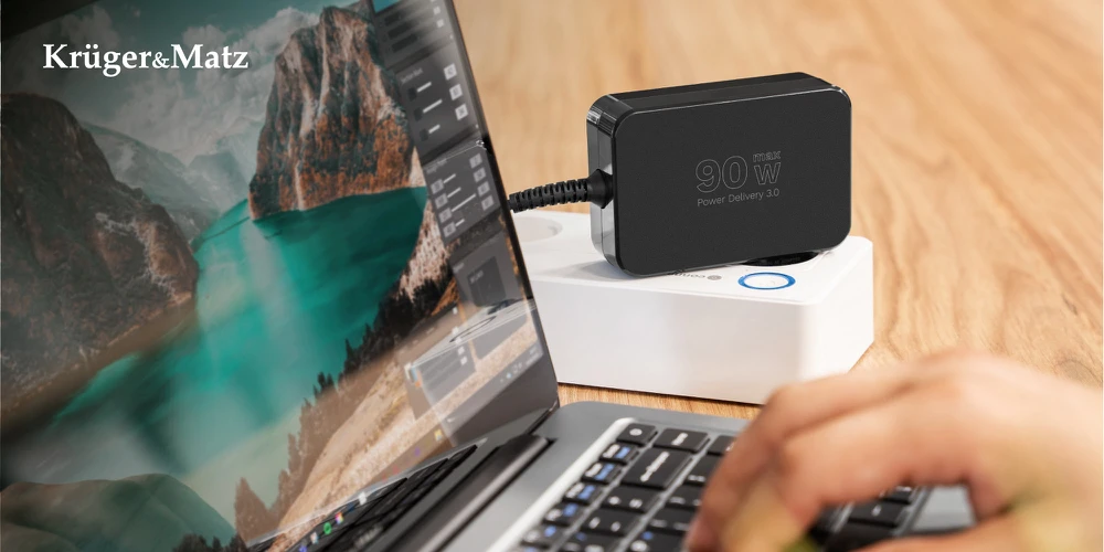 Kruger & Matz Maitinimo šaltinis KrugerMatz 90W universalus maitinimo šaltinis su „Power Delivery“ funkcija, 7 antgaliai