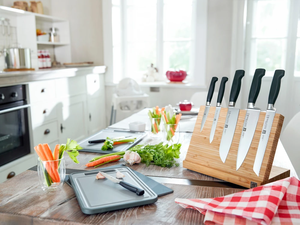 ZWILLING FOUR STAR universalus peilis su dantukais 13 cm